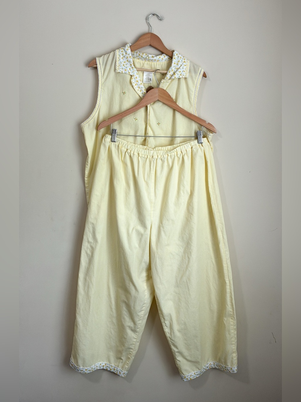 Vintage Light Yellow Sleeveless Pajama Set with Floral Collar